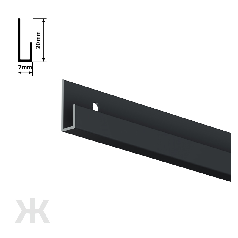 Classic Rail Black 200 cm også kaldet en J-Skinne fra Artiteq er en holdbar billedskinne lavet af slidstærkt aluminium af høj kvalitet, hvilket giver dig mulighed for at skære den i den størrelse du ønsker. Denne galleriskinne er 200 cm lang og har en bæreevne på 20 kg/meter. Classic galleriskinne er en populær væg ophængnings skinne, der bruges i gallerier på museer og kunstudstillinger. Billedskinnen er en del af et ophængningssystem, hvor vores rods, nylonliner og billedkroge passer til. Galleriskinnen er en fleksibel måde at udskifte og rykke rundt på dine malerier og billeder uden at lave huller i væggen. Installations sæt er IKKE inkluderet.<br><br><b>Tilbehør som passer til Basic Galleriskinne 200 cm?</b><br>Galleriskinnen passer perfekt sammen med vores 2 mm slider nylonline og cylinder krog samt alle vores galleri rods og kroge. Alle vores billedkroge passer til nylonlinerne og billedkrogene findes i flere forskellige udgaver. Se for eksempel vores populære Picture Hook (15 kg).<br><br><b>Muligt at afhente i butik - vælges ved checkout</b> 